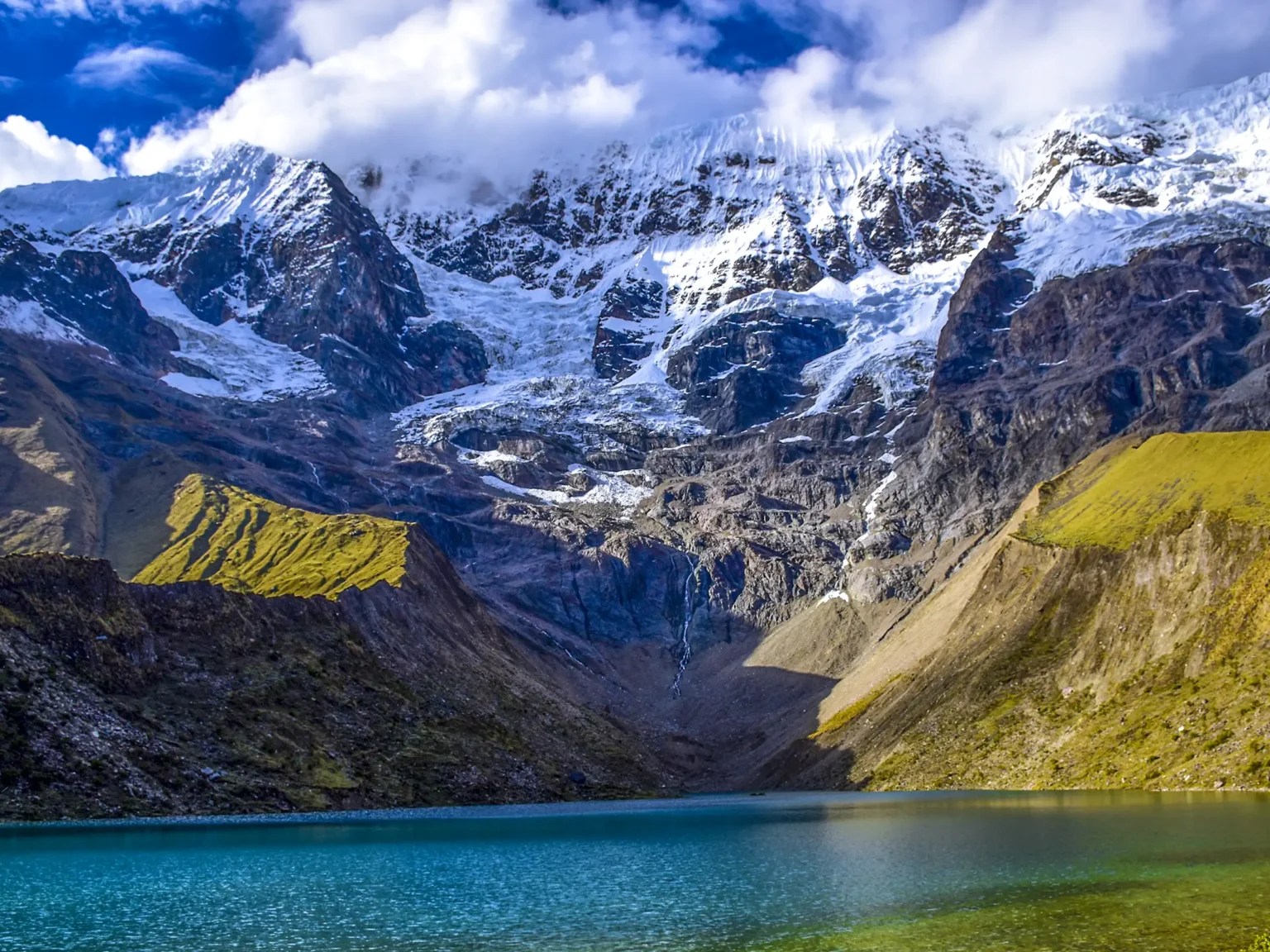 Laguna Humantay bajo las montañas nevadas de los Andes, Cusco