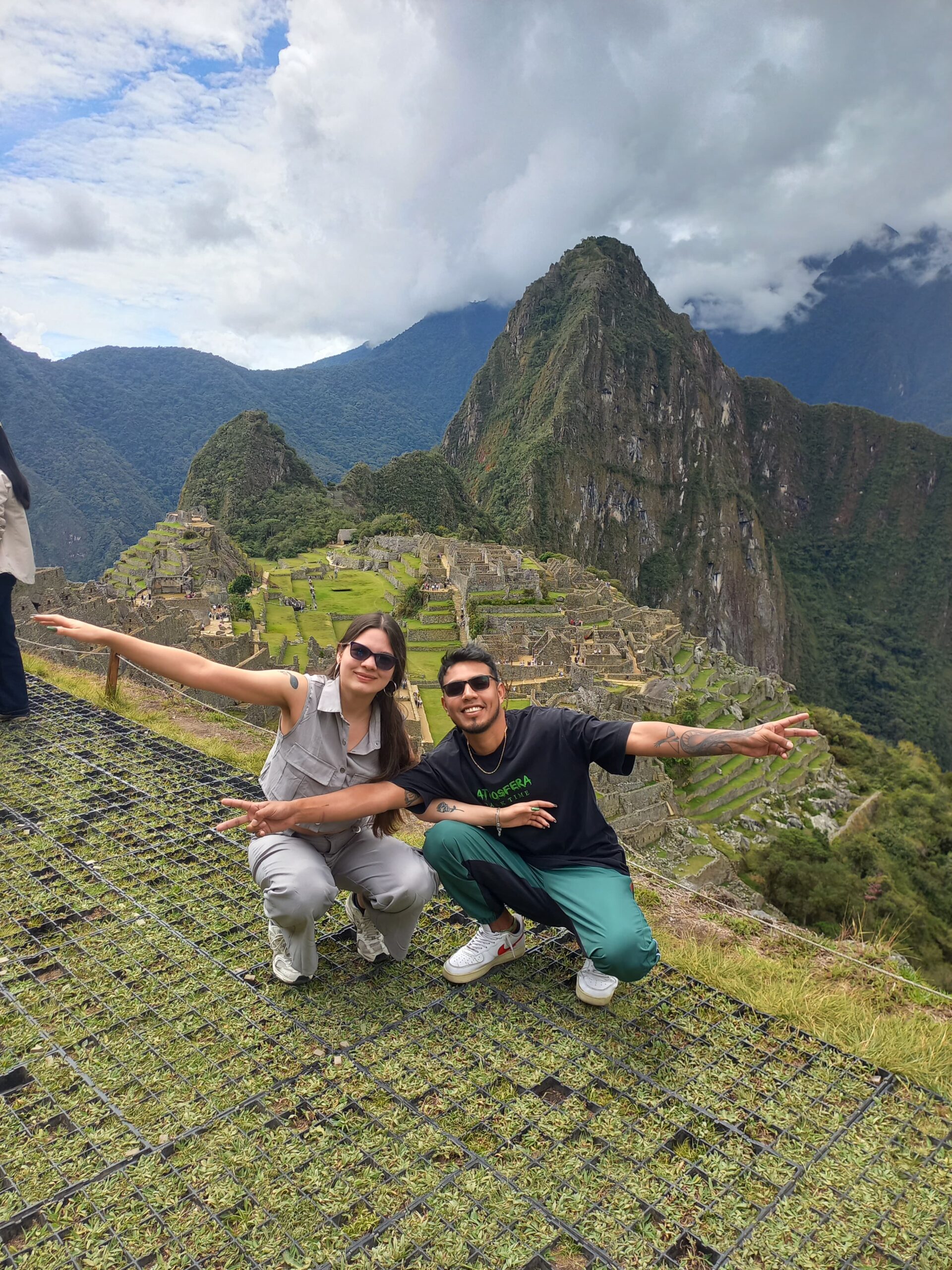 Machu Picchu y las montañas de los Andes con visitantes en primer plano