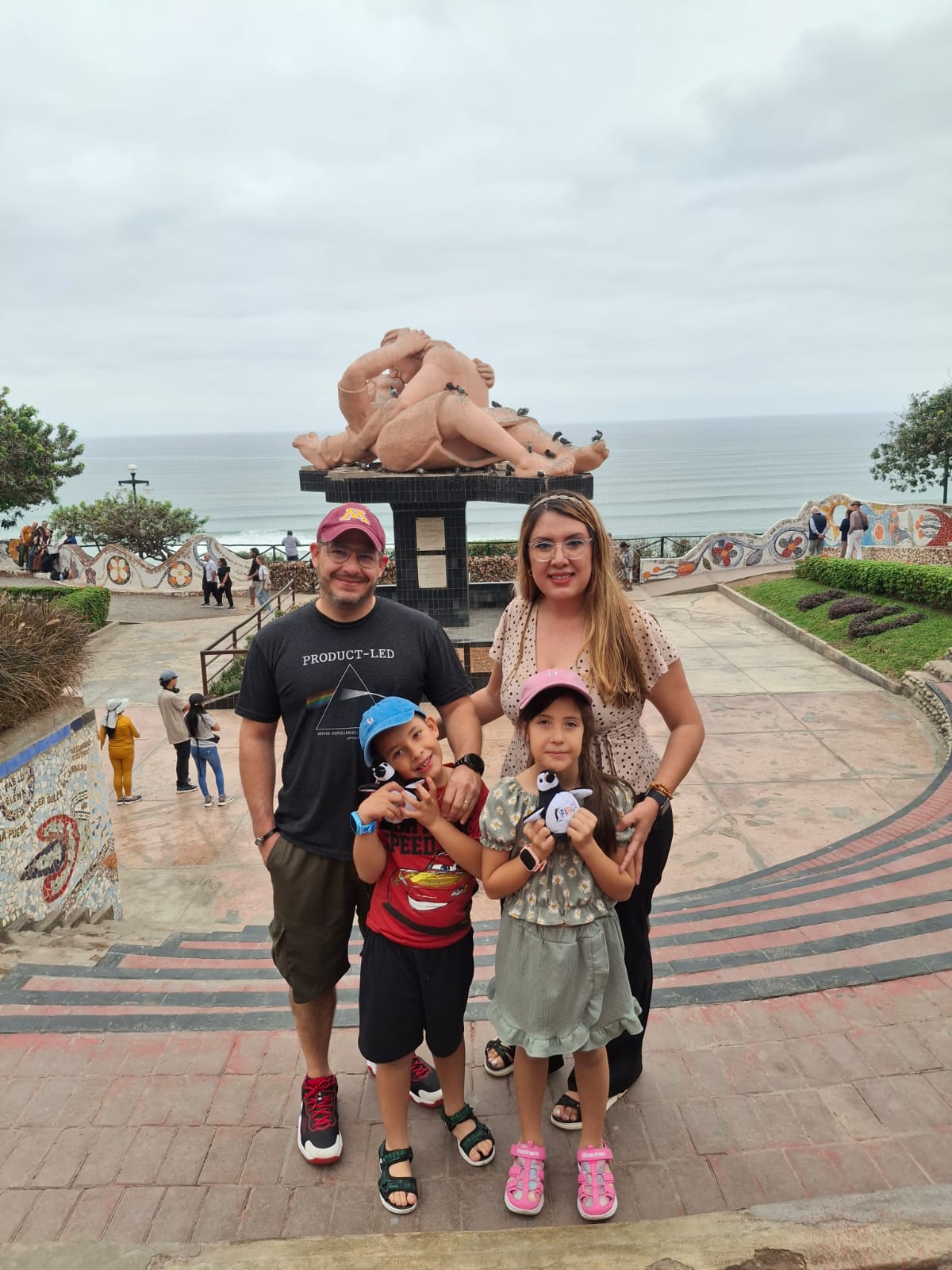 Parque del Amor en el malecón de Miraflores, Lima, frente al Pacífico