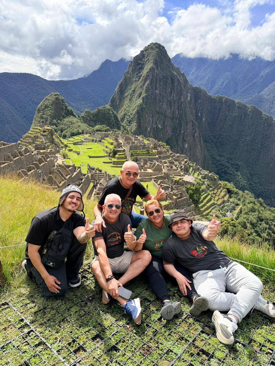 Grupo de viajeros con Qosqo Trips en Machu Picchu, Cusco