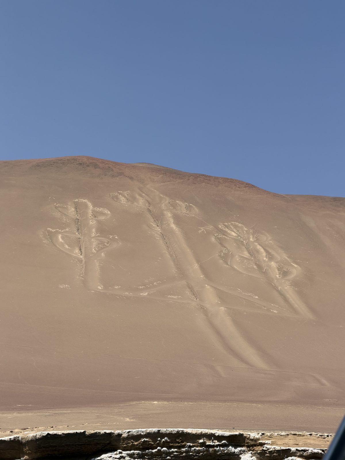 El Candelabro de Paracas, geoglifo dibujado en la ladera de la península