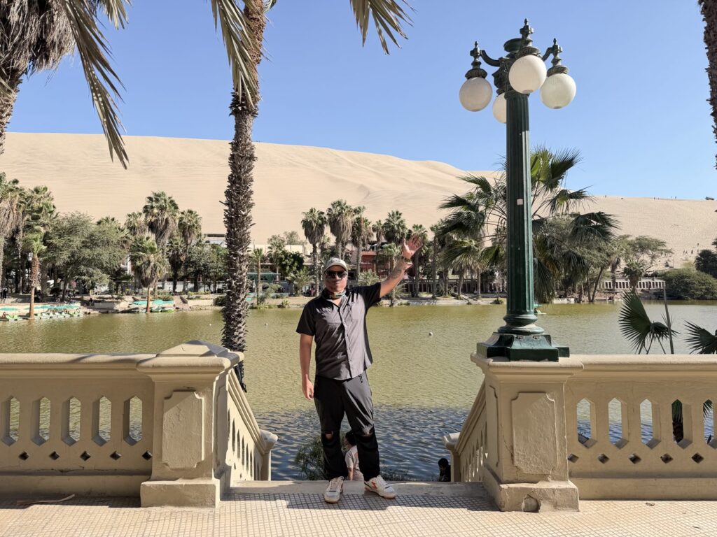 Laguna de Huacachina rodeada de palmeras y dunas